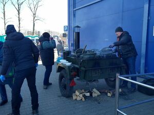 Mehrere Personen an einer Gulaschkanone