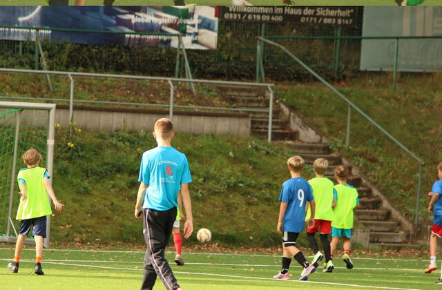 Fußballspielende Kinder / Jugendliche von hinten.