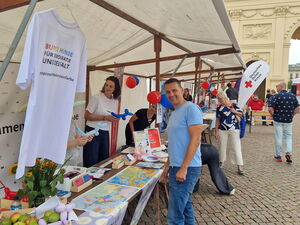Stände, Interessierte auf dem Platz vor dem Brandenburger Tor in Potsdam.