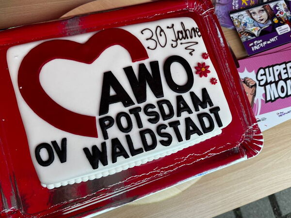 Große Torte mit AWO Logo.