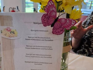 Speisekarte mit Spargelgerichten und Dessert.