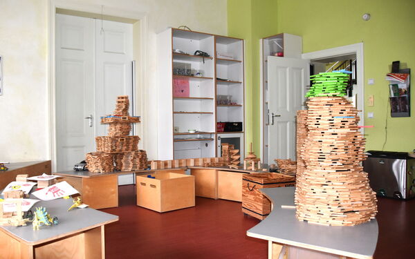 Großer Raum mit gebastelten Gebäuden aus Holz
