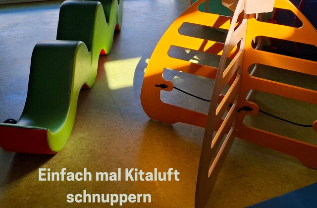 Ein Raum mit Kletterelemente. Ein Kletterelement ist grün und hat die Form einer Schlange
