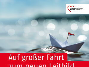 Ein kleines Papierschiffchen im Wasser. Unten weiße Schrift auf rutem Hintergrund. Text: Auf großer Fahrt zum neuen Leitbild - Kleiner Wegweiser