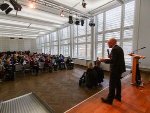 Der Potsdamer Unternehmer Mario Kade spricht über seine positive Erfahrung mit einem gehörlosen Angestellten. Die Bühne ist über eine Rampe erreichbar.