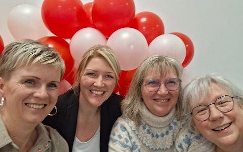 Sofa, darauf sitzend Pflegedienstleitung Kathleen Busse, stellvertretende Pflegedienstleitung Jennifer Döppner, Sozialarbeiterin Susann Michel und Qualitätsbeauftragte Birgit Förtsch, im Hintergrund viele rote und weiße Ballons