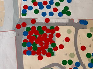 Geländeplan mit roten, blauen und grünen runden Ausklebern.