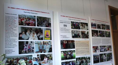 3 Schautafeln mit Chronik aus 35 Jahren Ortsverein. Bilder und Schrift.