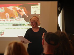 Blonde Frau hält Rede. Hinter hier: Präsentation: Fachtag "was geht in Potsdam?"