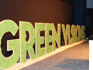 Große grüne Buchstaben, die die Wörter "Green Visions" bilden.