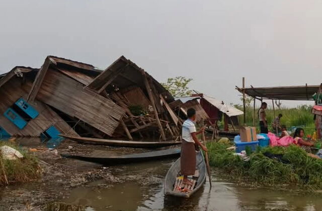 Spendenaufruf für die Opfer des Erdbebens in Myanmar. Foto: zertrümmerte Häuser ein Mann der mit einem improvisierten Kanu zu den Menschen fährt.