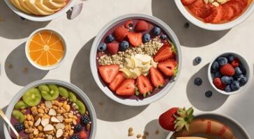 Das Bild zeigt verschiedene Schalen mit Joghurt und Obst