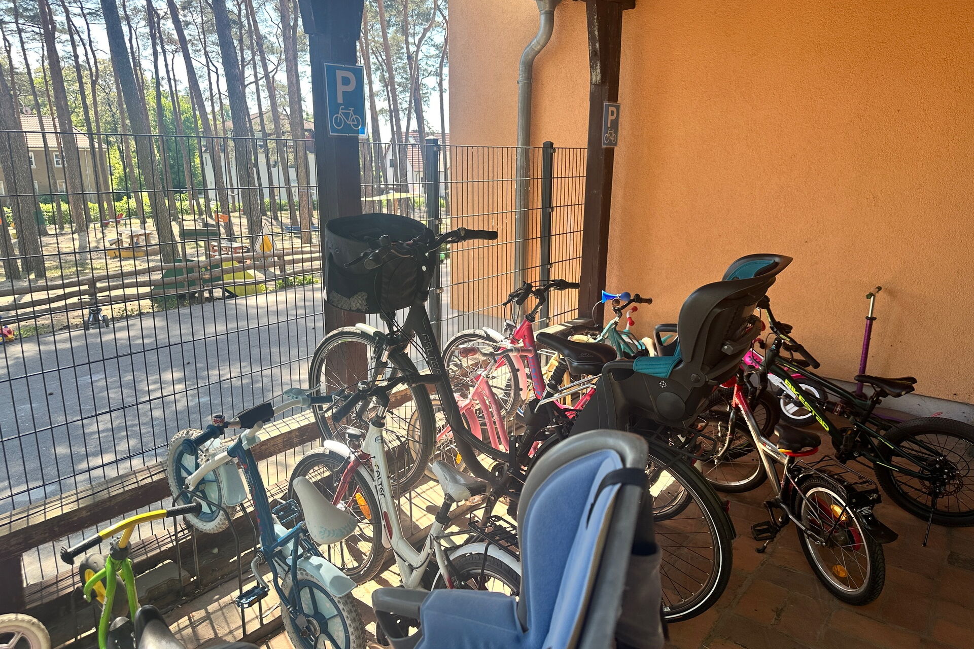 Fahrrad-Parkplatz. Kinderräder und Erwachsenen Fahrräder in Fahrradständern.
