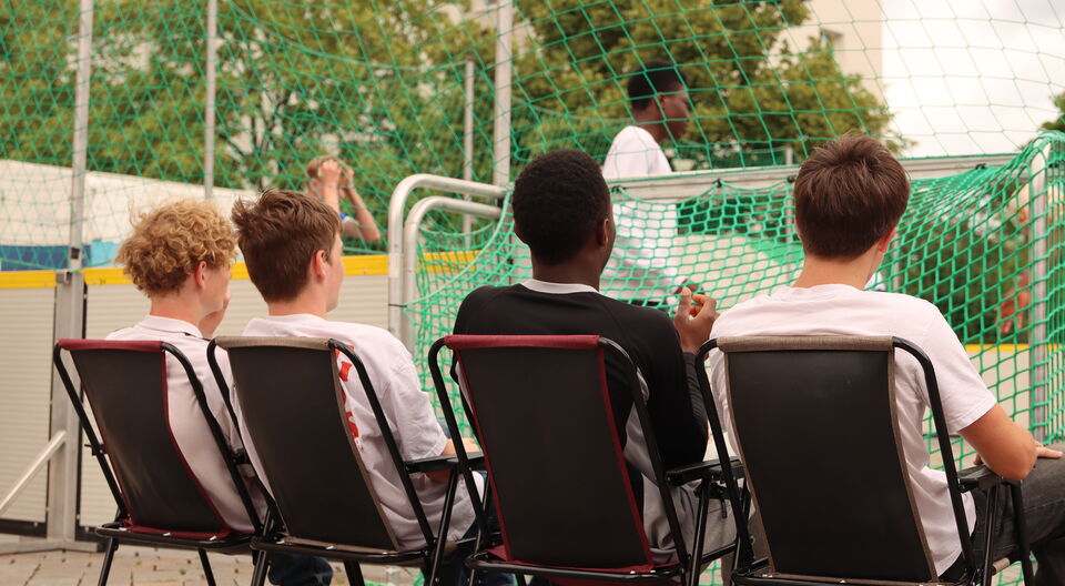 Junge Menschen mittendrin
