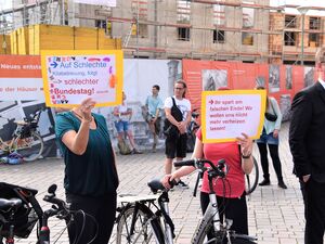 Menschen mit Plakaten bei der Demonstration gegen die Kita-Reform