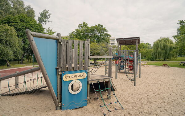 Sandkasten. Spielplatz. Klettergerüste