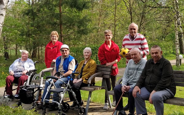Im Garten, können wir spazieren gehen uns auf die Bänke setzen oder uns sportlich betätigen