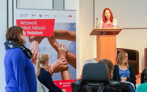 Eine Vertreterin der psychosozialen Arbeitsgemeinschaft PSAG Potsdam stellt das Konzept für einen Wegweiser in Arbeit vor.