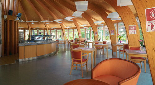 Ein leere Speisesaal / Cafeteria.