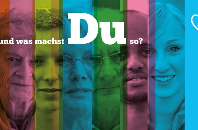 Text: ... und was machst Du so? - Sechs Gesichter, alt und jung, weiß und schwarz nebeneinander. Bunte senkrechte Streifen sind vor den Gesichtern,