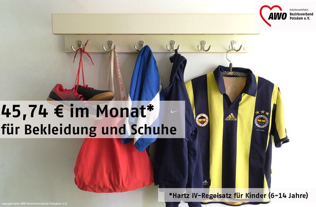Wandgarderobe – 6 Haken, Turnschuhe, Turnbeutel, Jacke hängen daran. Text: 45,74 Euro im Monat (Hartz IV-Regelsatz für Kinder 6 - 14 Jahre) für Bekleidung und Schuhe.