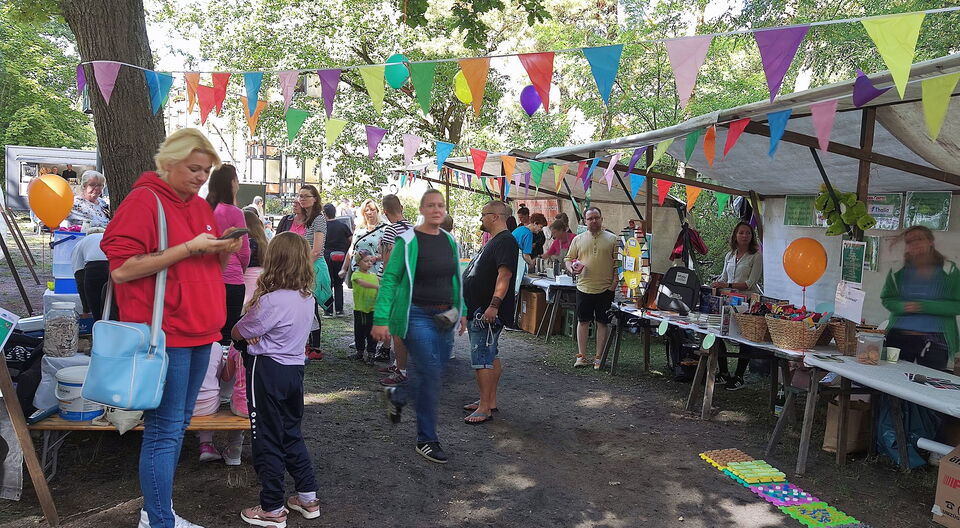 Buntes Familienfest zwischen Bäumen