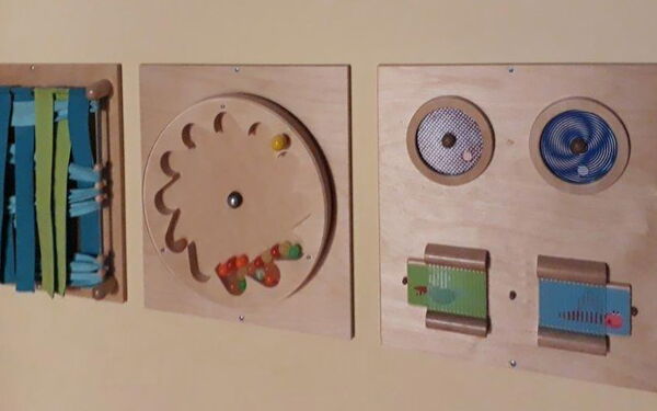 Holzspielzeug an einer Wand