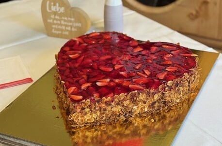 Ein Erdbeerkuchen in Herz-Form.