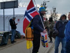 Mann mit norwegischer Fahne