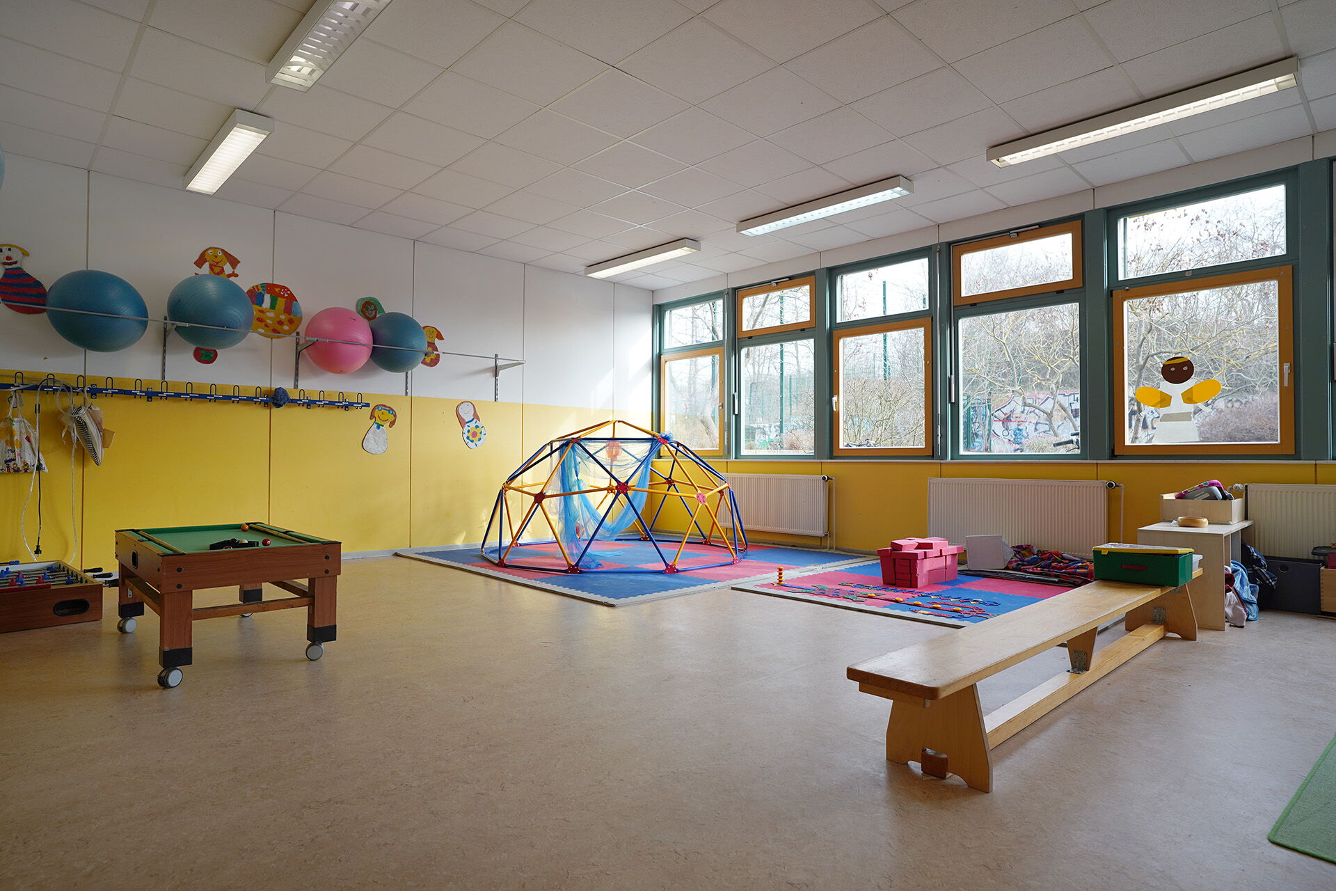 Spielzimmers. Mit kleinem Billardtisch, Tischfußball, kleinem Klettergerüst in Form eines Iglus. Großer Raum.