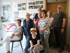 Gruppenbild vor Schautafeln. 6 Frauen und zwei Männer.
