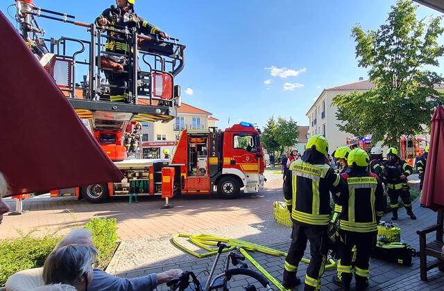 Feuerwehr, viele Feuerwehrleute. Vor der Einrichtung.