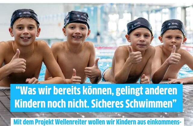 4 Jungs mit Badekappen im Hallenbad. Beine im Wasser, Oberkörper am Rand alle gucken lächelnd in die Kamera und recken den Daumen nach oben. Drunter steht: "Was wir schon können, gelingt anderen Kindern noch nicht. Sicheres Schwimmen"
