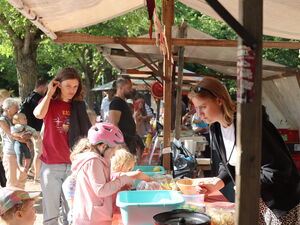 Verschiedene Stände mit Popcorn und anderen Angeboten und Leckereien. Kinder und Erwachsene an den Ständen.