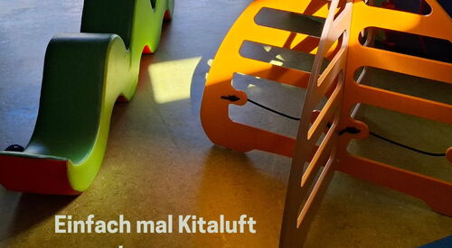 Ein Raum mit Kletterelemente. Ein Kletterelement ist grün und hat die Form einer Schlange