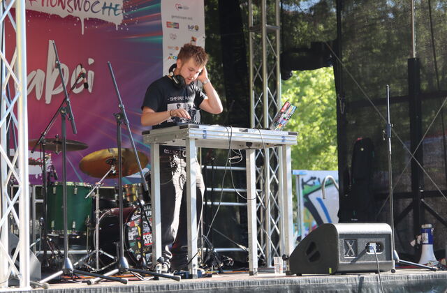 DJ auf der Bühne.