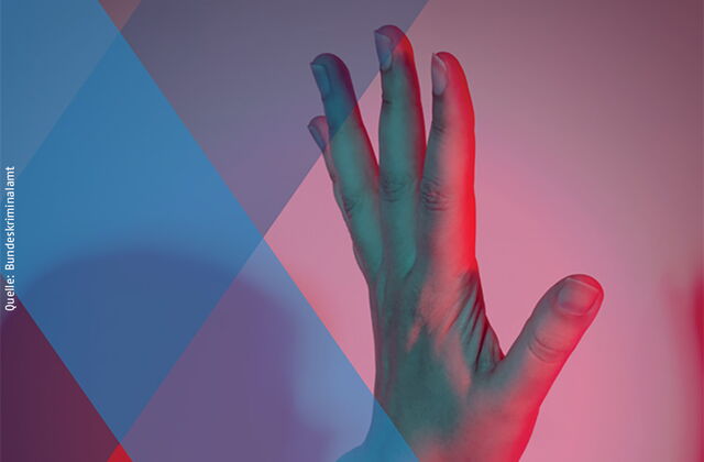 Erhobene Hand vor einem farblich gestalteten Hintergrund mit überlappenden geometrischen Flächen in Blau-, Violett- und Rosatönen.