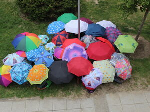 Viele bunte Regenschirme von oben fotografiert.