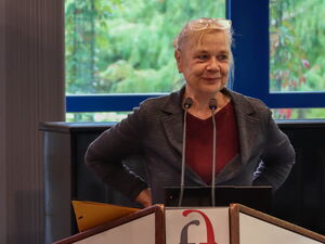 Vorstandsvorsitzende Angela Schweers begrüßt die Teilnehmer*innen des Workshops
