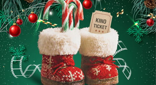 grüner weihnachtlicher Hintergrund, in der Mitte 2 rote Nikolaus-Stiefelchen mit Zuckerstangen und Kinotickets.