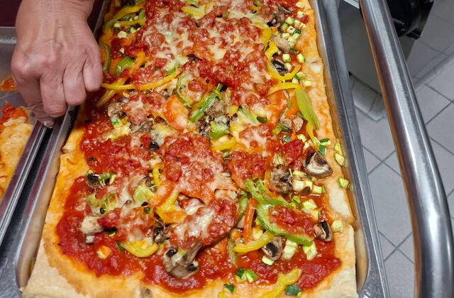 Großküche. Pizza auf großem Blech.