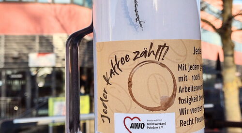 Spendendose auf einem Tisch vor dem Hans-Otto-Theater