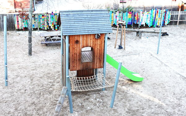 Hier sehen sie den Spielplatz des Hortes Weberspatzen
