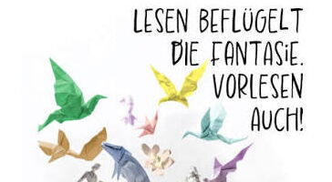 Aufgeschlagenes Buch. Rechts oben steht: "Lesen beflügelt die Fantasie. Vorlesen auch!"