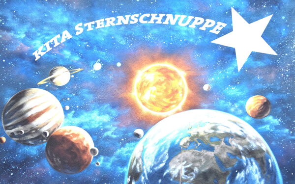 eine Darstellung unseres Sonnensystems mit Sonne, Erde und mehreren Planeten. Im Hintergrund ist ein Sternenhimmel zu sehen. Oben im Bild steht in großen weißen Buchstaben "Kita Sternschnuppe". Es wirkt wie ein Wandbild