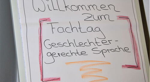 Flipchart Text: Herzlich Willkommen zum Fachtag Geschlechtergerechte Sprache
