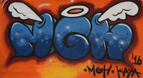 Graffiti: Blaue Buchstaben auf oragenen Hintergrund. MGH       über dem G ist ein Heiligenschein, und die anderen Buchstaben haben Engelsflügel.