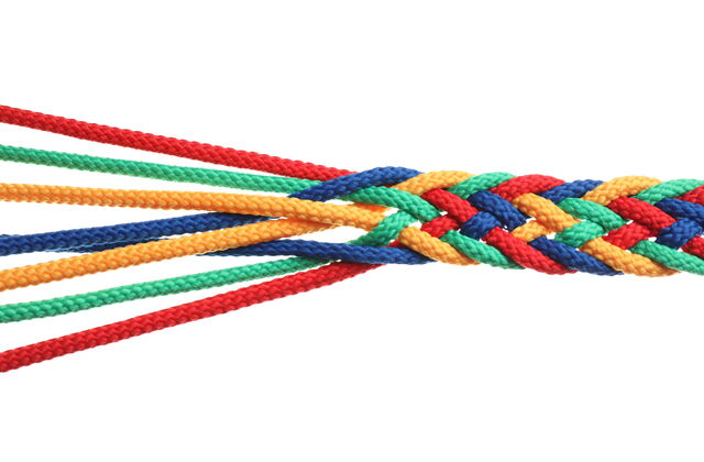 Rot, Grün, Gelb, Blau Fäden die geflechtet sind.