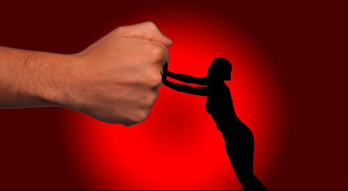 Kleine Frauen Silhouette stemmt sich gegen eine große Faust eines Mannes. Abwehr.
