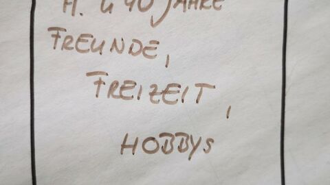 Eine Aufschrift auf einer von Kindern gestalteten Wandtafel